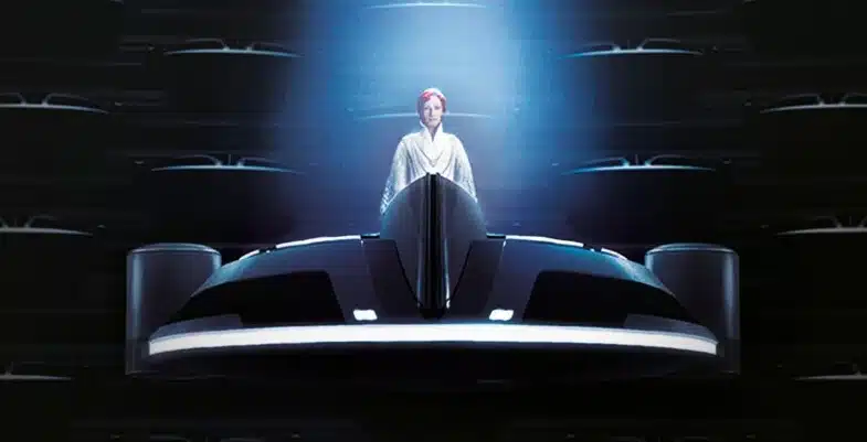 Mon Mothma se tenant debout dans une plateforme flottante du Sénat, entourée de lumière bleue et de sièges du Sénat en arrière-plan.