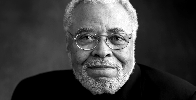 Portrait en noir et blanc de James Earl Jones avec un regard calme et une barbe grisonnante.