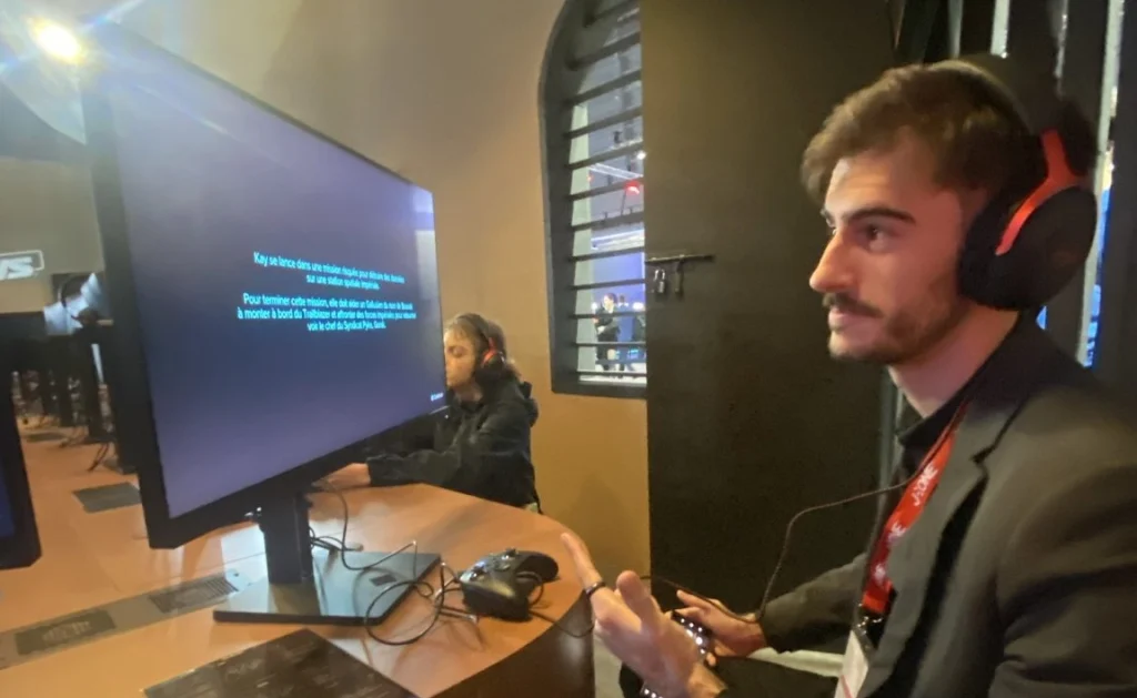 Erwan devant un ordinateur qui joue Star Wars : Outlaws.
