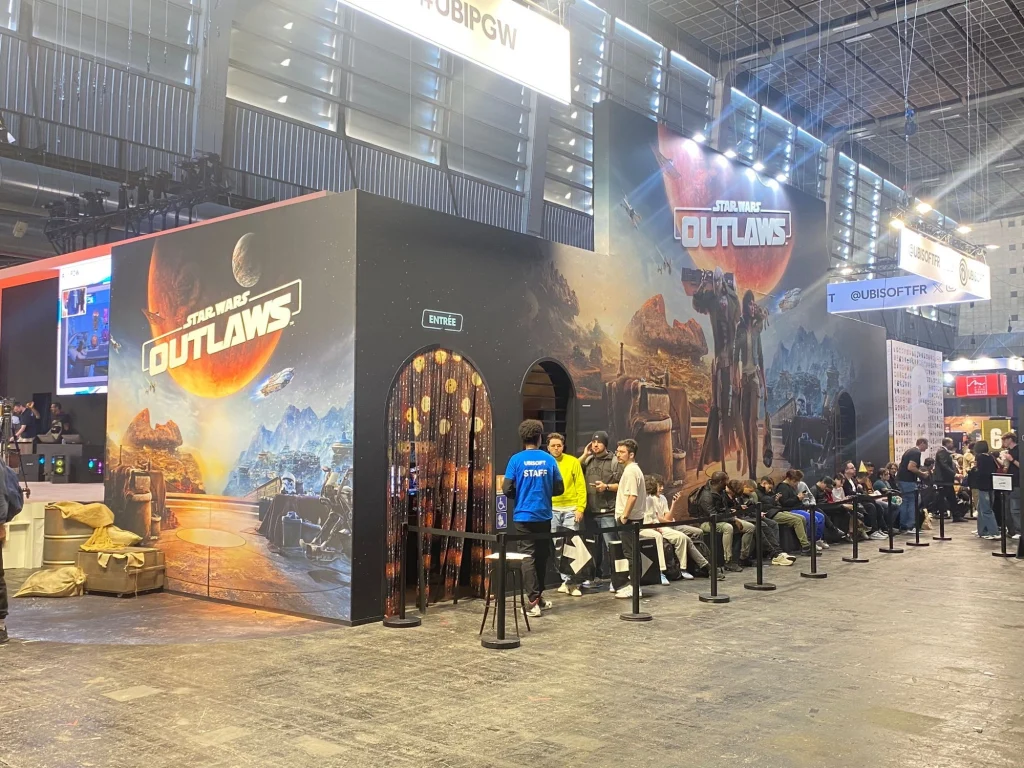 Stand de Star Wars : Outlaws à la Paris Games Week 2024. On y voit des gens qui attendent devant pour jouer au jeu.