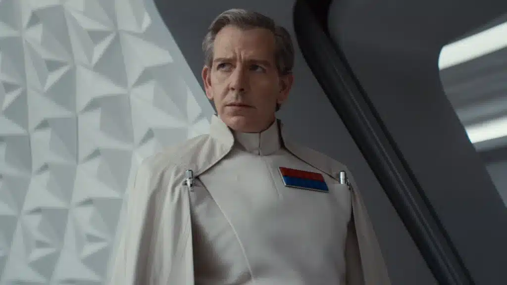 Orson Krennic, portant un uniforme blanc avec une cape élégante, incarne une figure d'autorité et de contrôle.