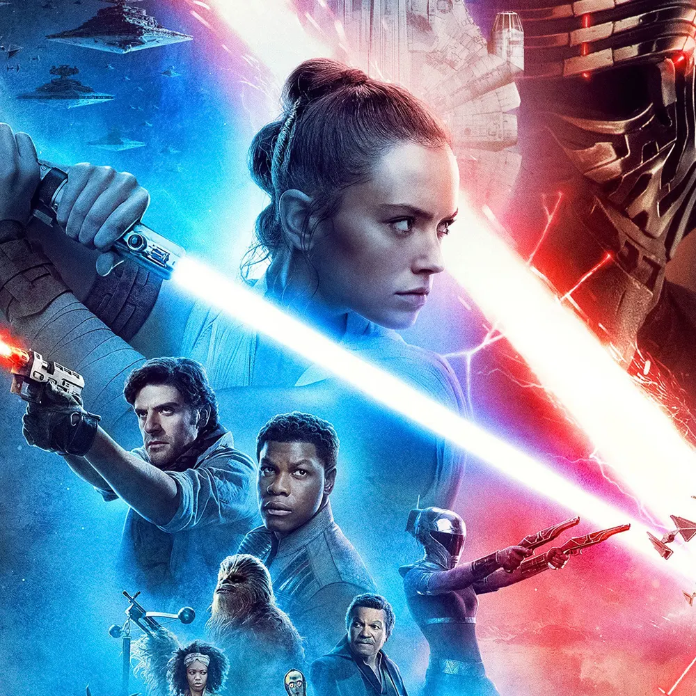 Affiche de Star Wars: L'Ascension de Skywalker, avec Rey et Kylo Ren en duel, leurs sabres entrecroisés séparant l’image en deux teintes opposées, bleue et rouge. En bas, Poe Dameron, Finn, Chewbacca, Lando Calrissian et d’autres personnages de la Résistance se tiennent prêts au combat, tandis que des vaisseaux de l’Empire et de la flotte rebelle s’affrontent dans l’espace.