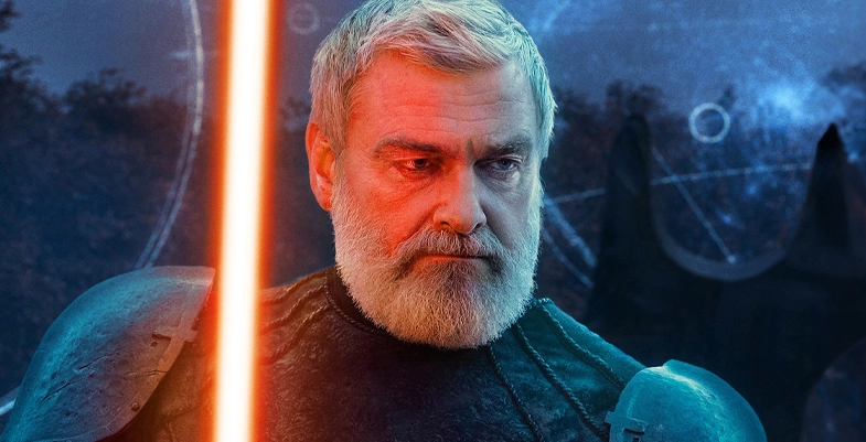 Baylan Skoll vêtu d'une armure sombre, se tient fièrement avec un sabre laser orange allumé. L'arrière-plan affiche un paysage mystérieux avec des motifs circulaires lumineux.