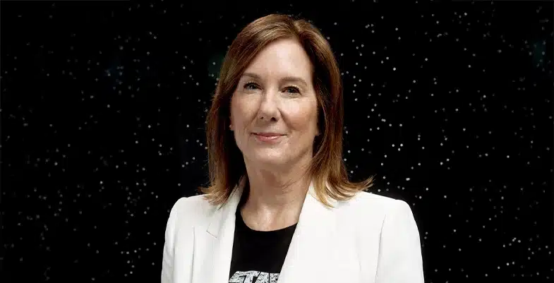 Kathleen Kennedy sur un fond étoilé lors de la Star Wars Celebration 2023