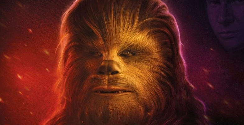 Portrait de Chewbacca dans une lumière chaude et dorée, entouré d’une aura rougeoyante avec des particules incandescentes flottant autour de lui. En arrière-plan, une silhouette partiellement visible de Han Solo apparaît dans une teinte violette discrète.