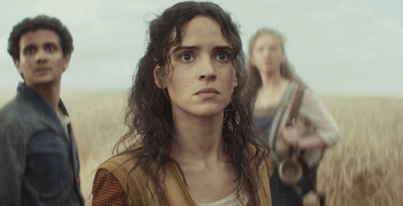 Bix Caleen et Wilmon Paak dans la saison 2 de Star Wars: Andor, debout dans un champ de blé, avec un regard inquiet face à une menace hors champ.