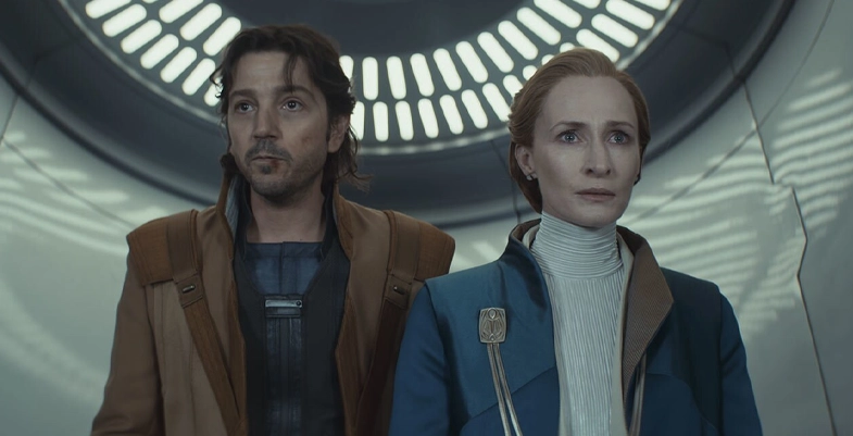 Mon Mothma et Cassian Andor dans un ascenseur du Sénat Impérial sur Coruscant.