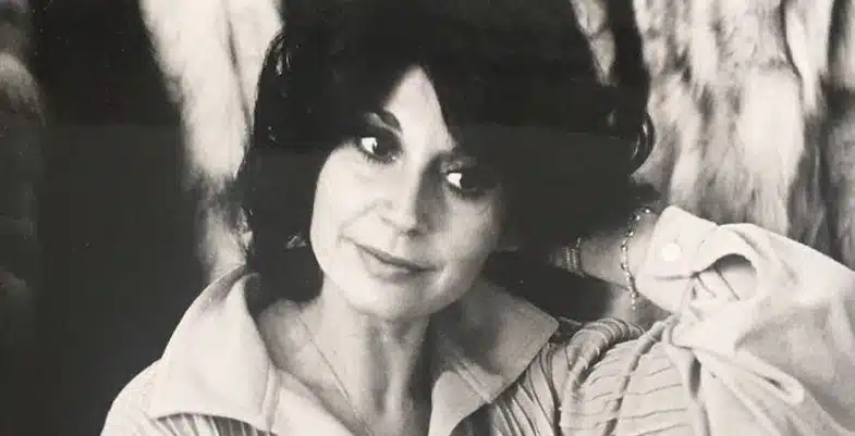 Photo de Évelyn Séléna en noir et blanc.
