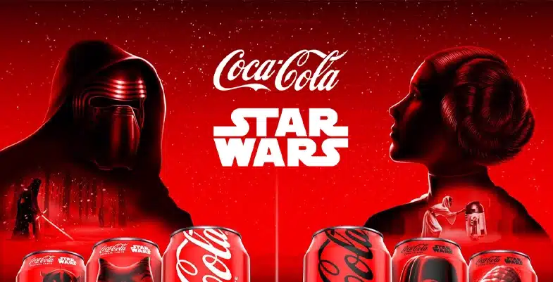 Image du partenariat entre Cova-Cola et Disney mettant en avant Kylo et Leia dans un fond rouge et étoilé.