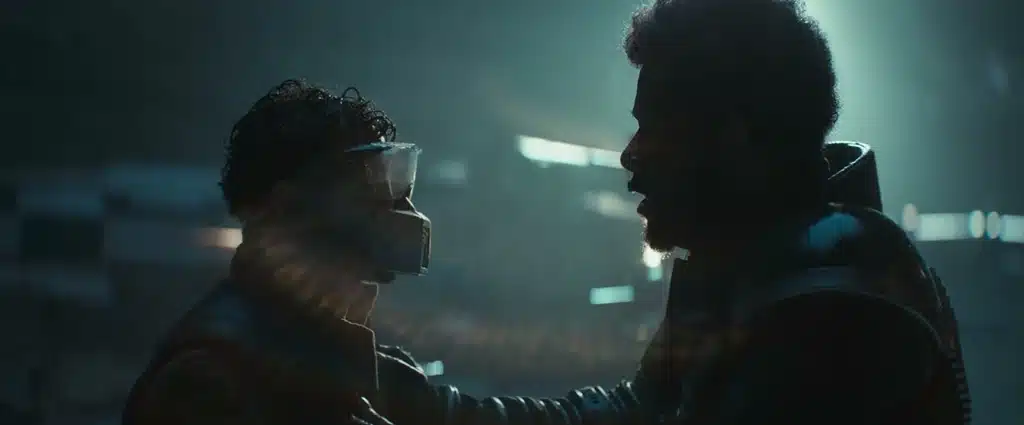 Saw Gerrera parle à un partisan masqué dans la saison 2 de Andor, scène sombre et dramatique
