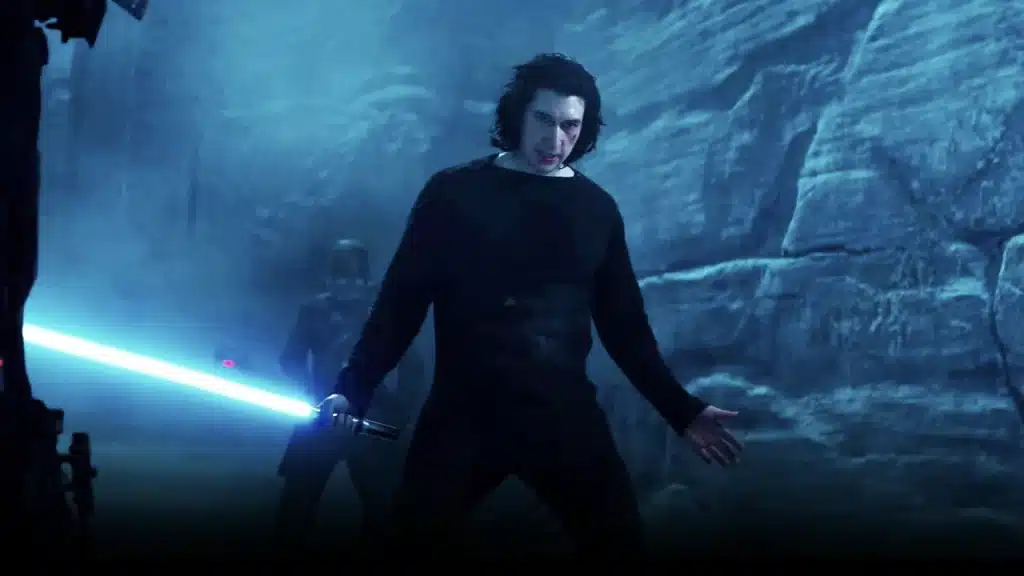 Ben Solo affronte les Chevaliers de Ren sur Exegol. Vêtu de noir, il manie un sabre laser bleu, symbole de sa rédemption. Autour de lui, la grotte est plongée dans une brume bleutée et un silence lourd, seulement brisé par la lueur tranchante de son arme.