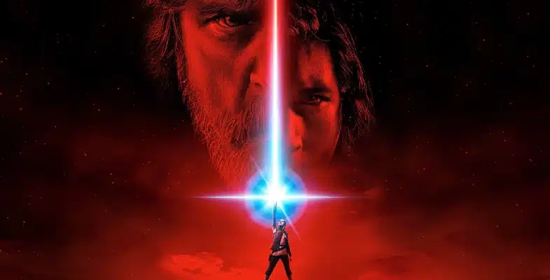 Affiche du film Les Derniers Jedi mettant en avant Luke Skywalker à gauche et Kylo Ren à droite, tandis que Rey point un sabre bleu vers le haut sous un fond rouge.