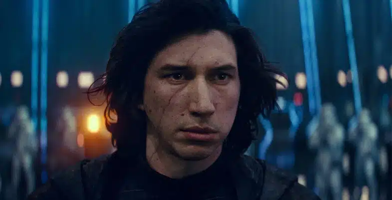 Kylo Ren avec un regard intense dans un hangar du Premier Ordre.